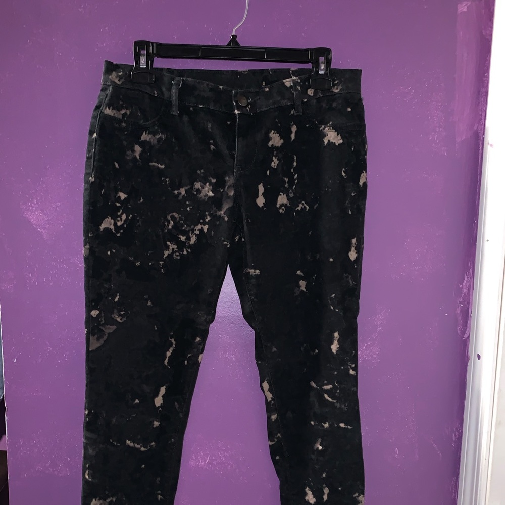 Buttlifting tye-dye jeans
